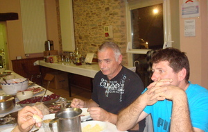 LE PRESIDENT ET LE TRESORIER  EN GRANDE DISCUSSION