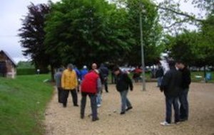 UNE VUE DES PARTIES SOUS LA PLUIE AU GRAND PRIX DE LAVILLE