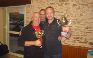 FRED DUBOIS et sa coupe du président entouré par PASCAL MONTASTIER et D. ROULET le vainqueur 2013
