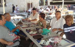 LES SUPPORTERS ONT DROIT EUX AUSSI  AU REPOS AUTOUR D'UNE BONNE TABLE 