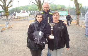 LE Président entouré de ELODIE et SYLVIE (équipe championne régionale UFOLEP doublette féminine) 