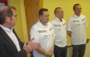 LES MAILLOTS DE CHAMPION NATIONAUX remis par R.MARTIN le président de l'UFOLEP 87