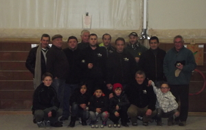 l'école de pétanque de la BOULE AREDIENNE pose avec les grands  