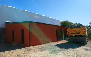 Vue de face entrée principale (derrière l'engin de chantier)